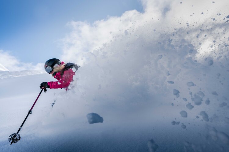 4 skiërs op het sneeuwfront