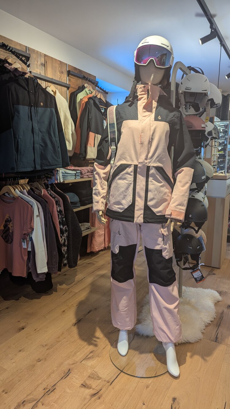 Model woman Volcom technical outfit